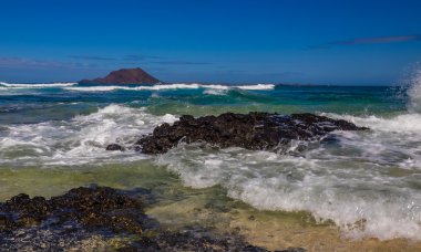 dalgalar kıyıya vuruyor  