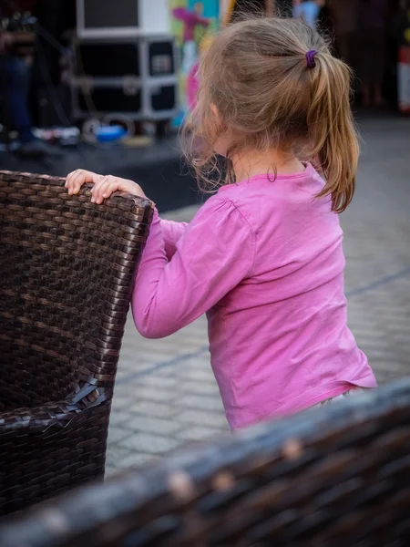 Menina assistindo banda de música — Fotografia de Stock