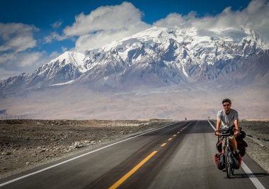 Karakurum karayolu üzerinde Bisiklete binme