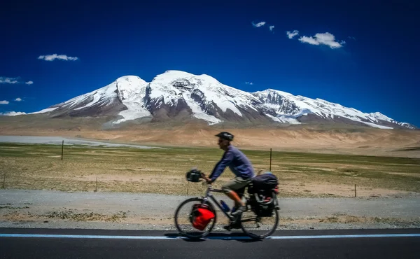 Ciclismo frente a Muztagh Ata — Foto de Stock