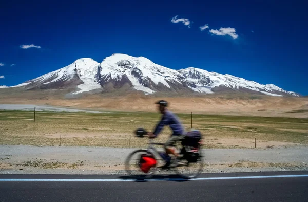 Radfahren vor dem Muztagh ata — Stockfoto