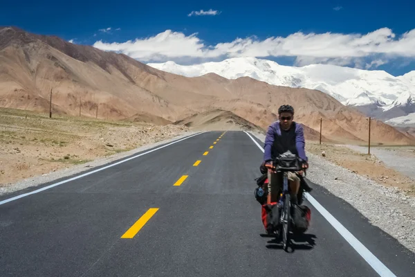 Radfahren auf dem Karakorum Highway — Stockfoto