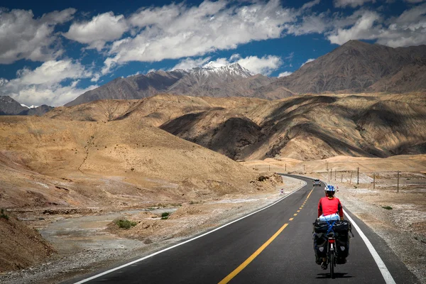 Radfahren auf dem Karakorum Highway — Stockfoto