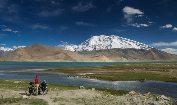 Ciclista al lago di Kara Kul — Foto Stock