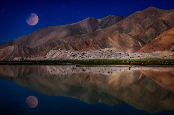 Luna sul lago di Kara Kul — Foto Stock