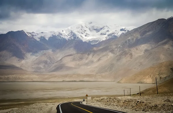 Karakorum autópályához road — Stock Fotó