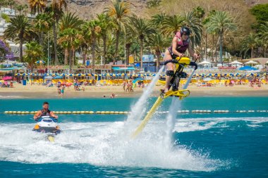 Kadın bir jet ski üzerinde