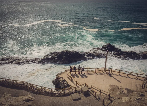 Admirant la côte rocheuse d'Ajuy — Photo