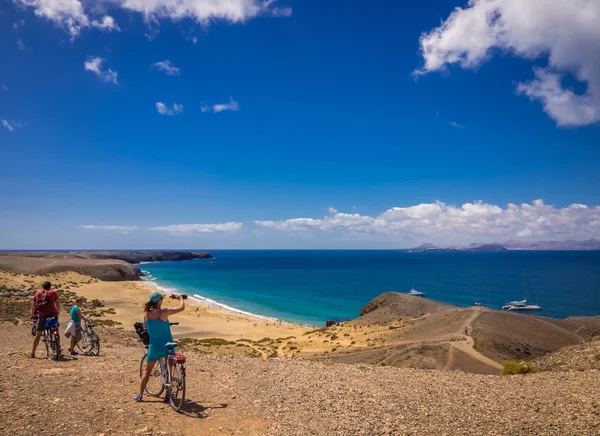 Cyclist above the Playa Mujeres in Lanzarote — Stock Photo, Image