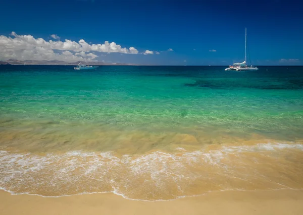 Catamarán privado en el océano — Foto de Stock