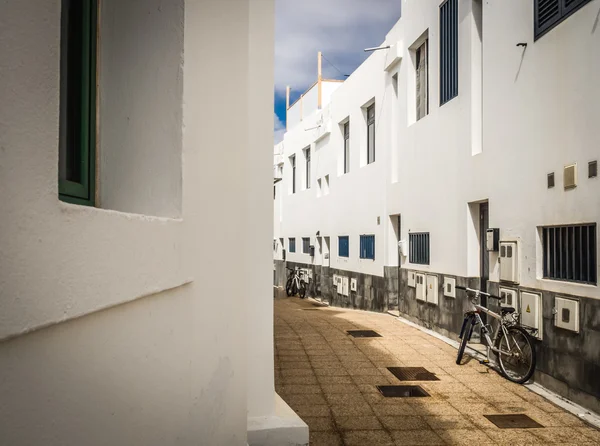 Jízdní kola parkuje v úzké uličce v Playa Blanca na ostrově Lanzarote, C — Stock fotografie