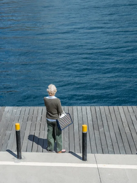 海を見ている老婦人 — ストック写真