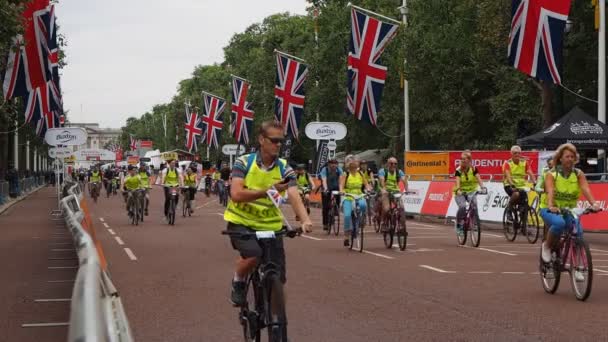 Londons vorsichtige Fahrradtour — Stockvideo