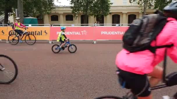 London Prudential Bicycle ride — стоковое видео
