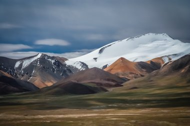 Batı Tibet çarpıcı dağ manzarası