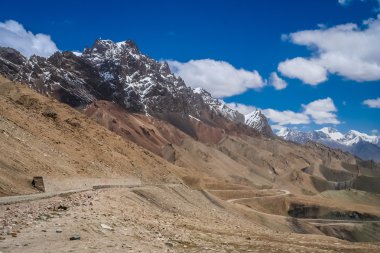 dolambaçlı bir dağ yolu
