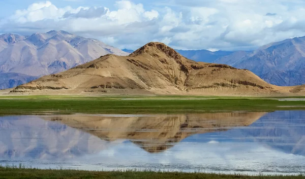 Tybetański jezioro i góry — Zdjęcie stockowe