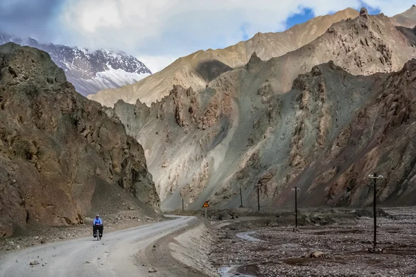 Radfahrerin allein in Tibet — Stockfoto