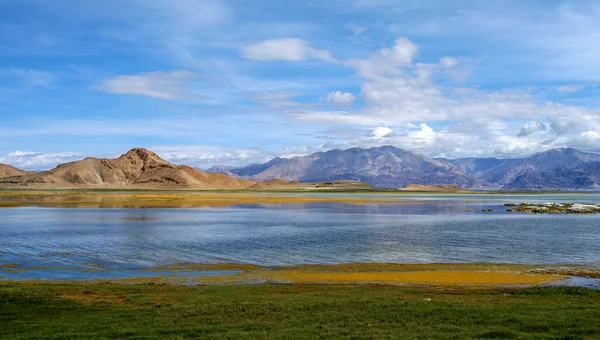 Tibetské jezero a krajina — Stock fotografie