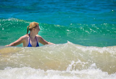 Kadın ve büyük dalgalar