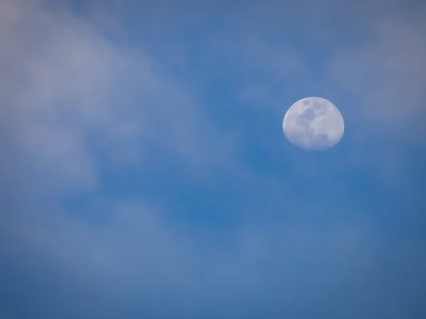 Почти полная луна — стоковое фото