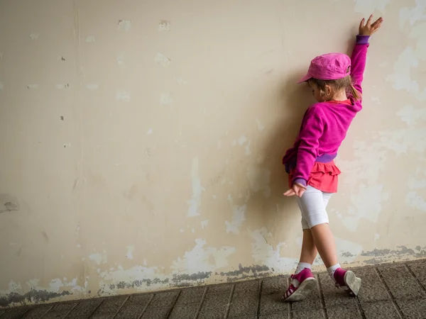 Дівчина практикує танцювальні ходи — стокове фото