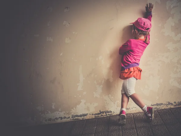 Menina praticando movimentos de dança — Fotografia de Stock