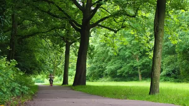 Flicka som rider på en skoter — Stockvideo