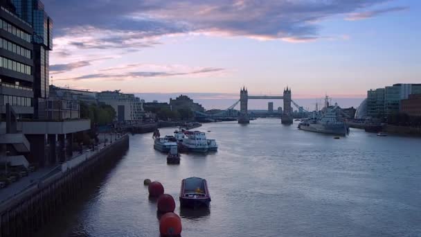 Zonsopgang boven de Tower Bridge — Stockvideo