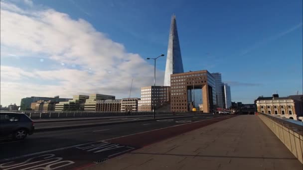 Morgenverkehr auf der Londoner Brücke — Stockvideo