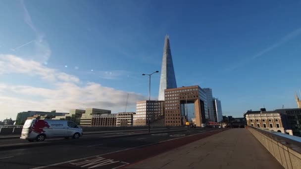Утреннее движение на Лондонском мосту — стоковое видео