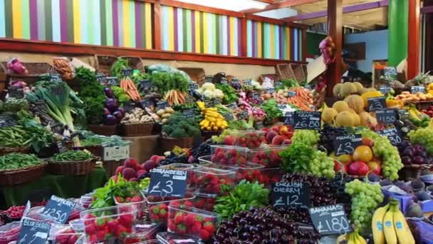 Banca de frutas no mercado de Borough — Vídeo de Stock