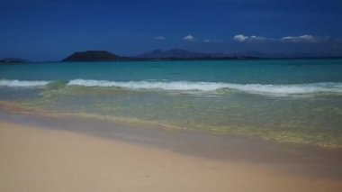 Baba ve kızı sahilde.