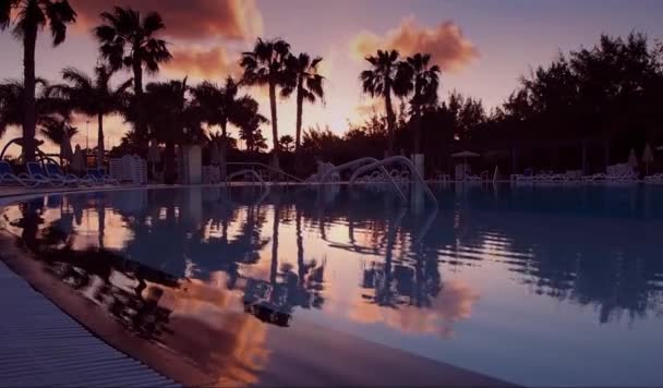 Bazén za soumraku — Stock video