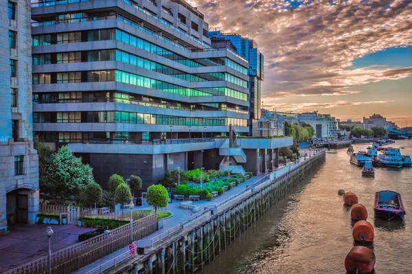 Apartamenty nad rzeką Thames w Londynie — Zdjęcie stockowe