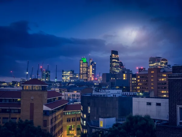 夜间在伦敦金融城 — 图库照片