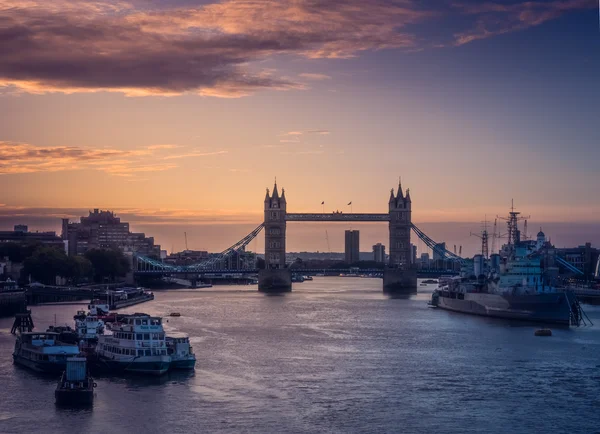 Sonnenaufgang über Turmbrücke — Stockfoto