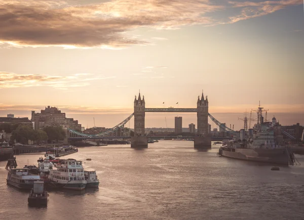 Východ slunce nad Tower Bridge — Stock fotografie