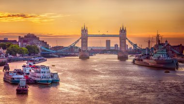 Tower Bridge üzerinde gündoğumu 