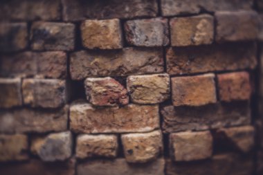 Eski tuğla yığını 