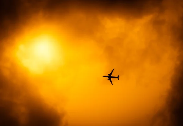 Εμπορική επιβατικό αεροπλάνο στον ουρανό χρυσή — Φωτογραφία Αρχείου