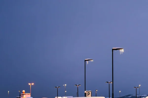 Вуличні Парковочні Лампи Вкриті Снігом Бурулькою Під Час Хуртовини Снігопаду — стокове фото