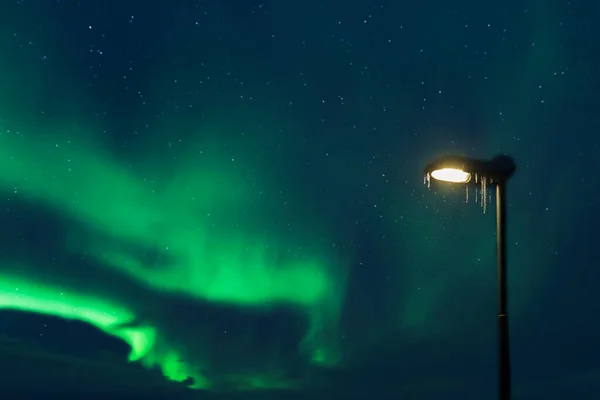 Lâmpada Rua Coberta Neve Com Luzes Norte Aurora Boreal Fundo — Fotografia de Stock