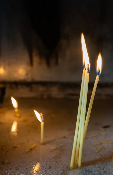 Ряд Палаючих Меморіальних Свічок Каплиці Ортодоксального Монастиря Метеорі — стокове фото
