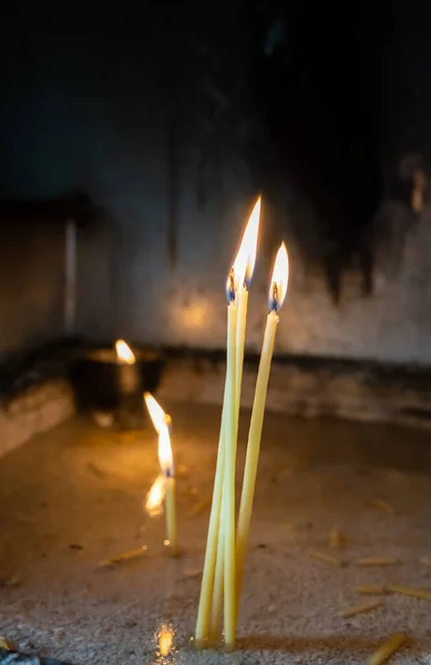 Ряд Палаючих Меморіальних Свічок Каплиці Ортодоксального Монастиря Метеорі — стокове фото