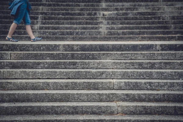 夏至时 水晶宫公园一名女子在混凝土楼梯间行走时的腿 — 图库照片