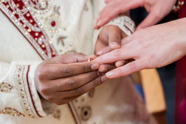 Indiase Bruidegom Zetten Ring Een Bruiden Hand Tijdens Huwelijksceremonie — Stockfoto