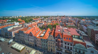 Torun, Polonya - Ağustos 2020: Yazın Torun Eski Kasabası 'ndaki tarihi binaların görüntüsü, Ratusz Saat Kulesi' ndeki yüksek izleme platformundan çekildi