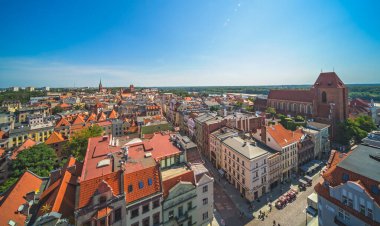 Torun, Polonya - Ağustos 2020: Yazın Torun Eski Kasabası 'ndaki tarihi binaların görüntüsü, Ratusz Saat Kulesi' ndeki yüksek izleme platformundan çekildi