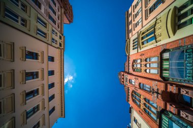 Torun, Polonya - Ağustos 2020: Tarihi Eski Şehir 'de tarihi konutlar ve binalar yenilendi